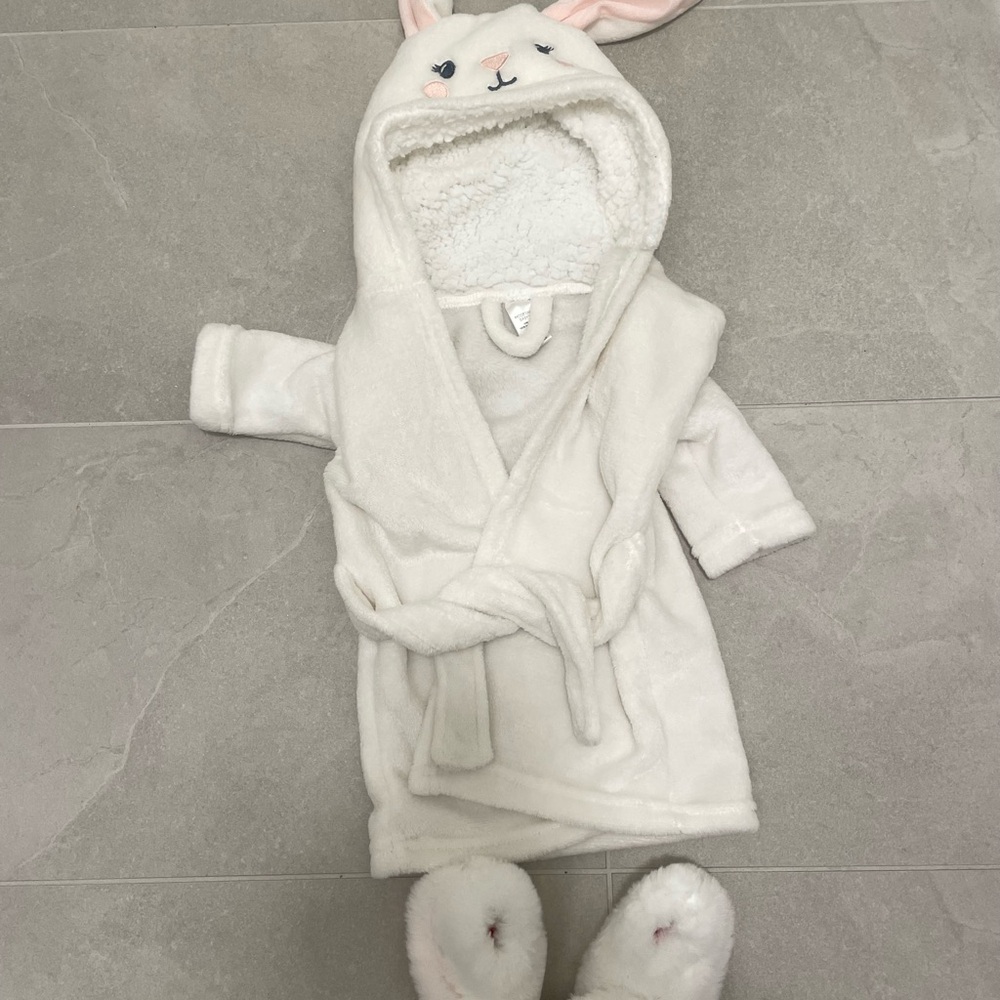 New without tags White Plush Hooded Robe